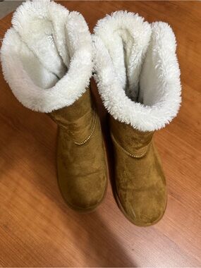 Women’s Faux-Suede Winter Boots in Tan with Plush Cream Lining